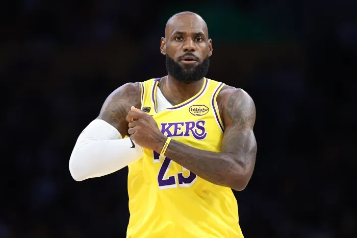 开云体育app安全-詹姆斯连续144场季后赛得分上双，NBA历史第五长纪录